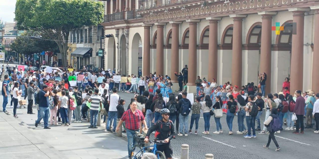Federación Nacional de Estudiantes Revolucionarios bloquea vialidades