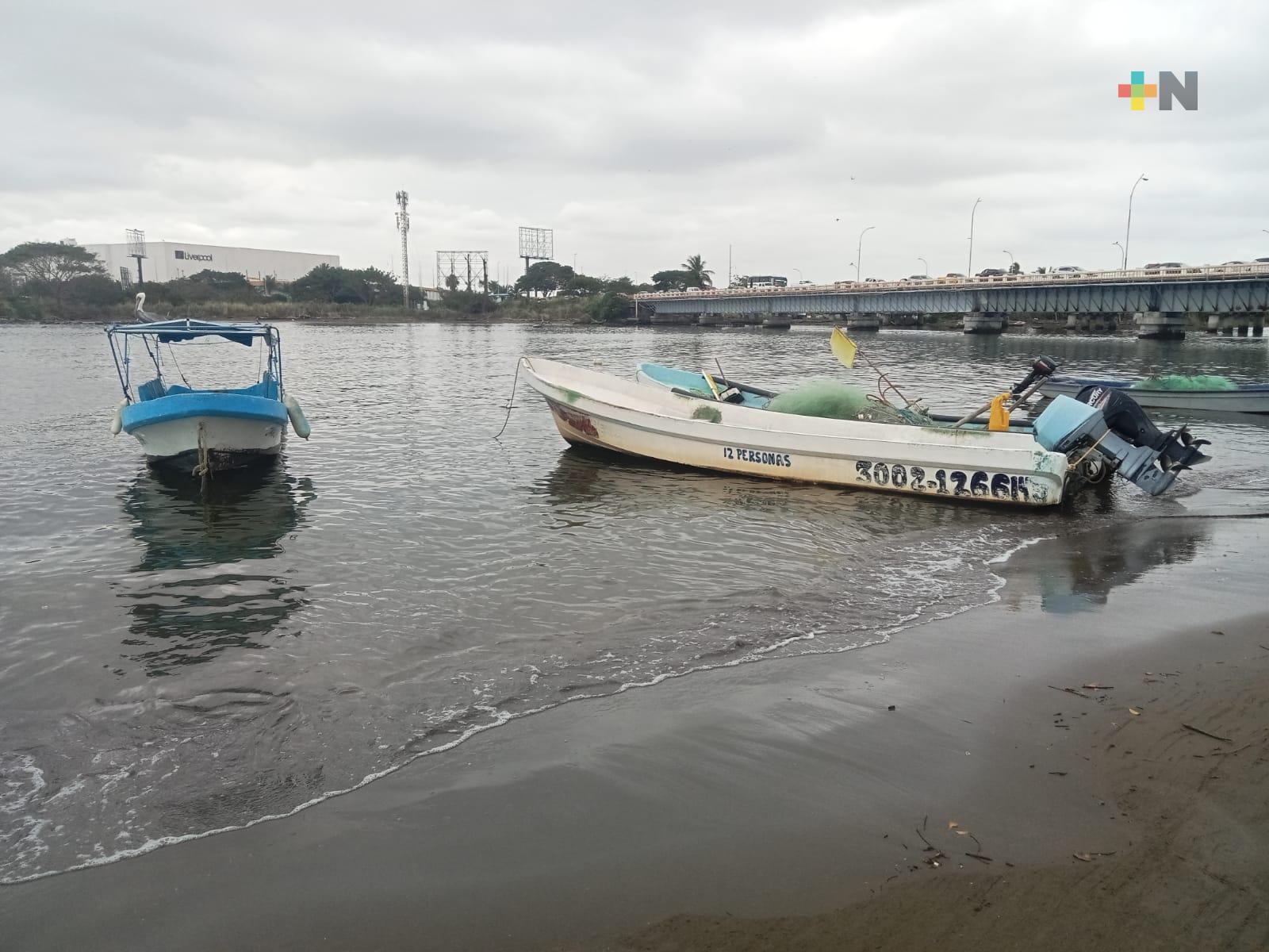 PC Boca del Río asesora a lancheros para proteger sus embarcaciones del frente frío