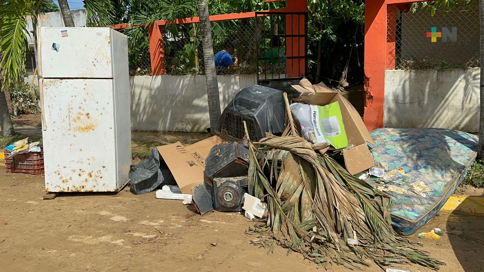 Entrega de despensas y limpieza en Agua Dulce tras paso del frente frío 8