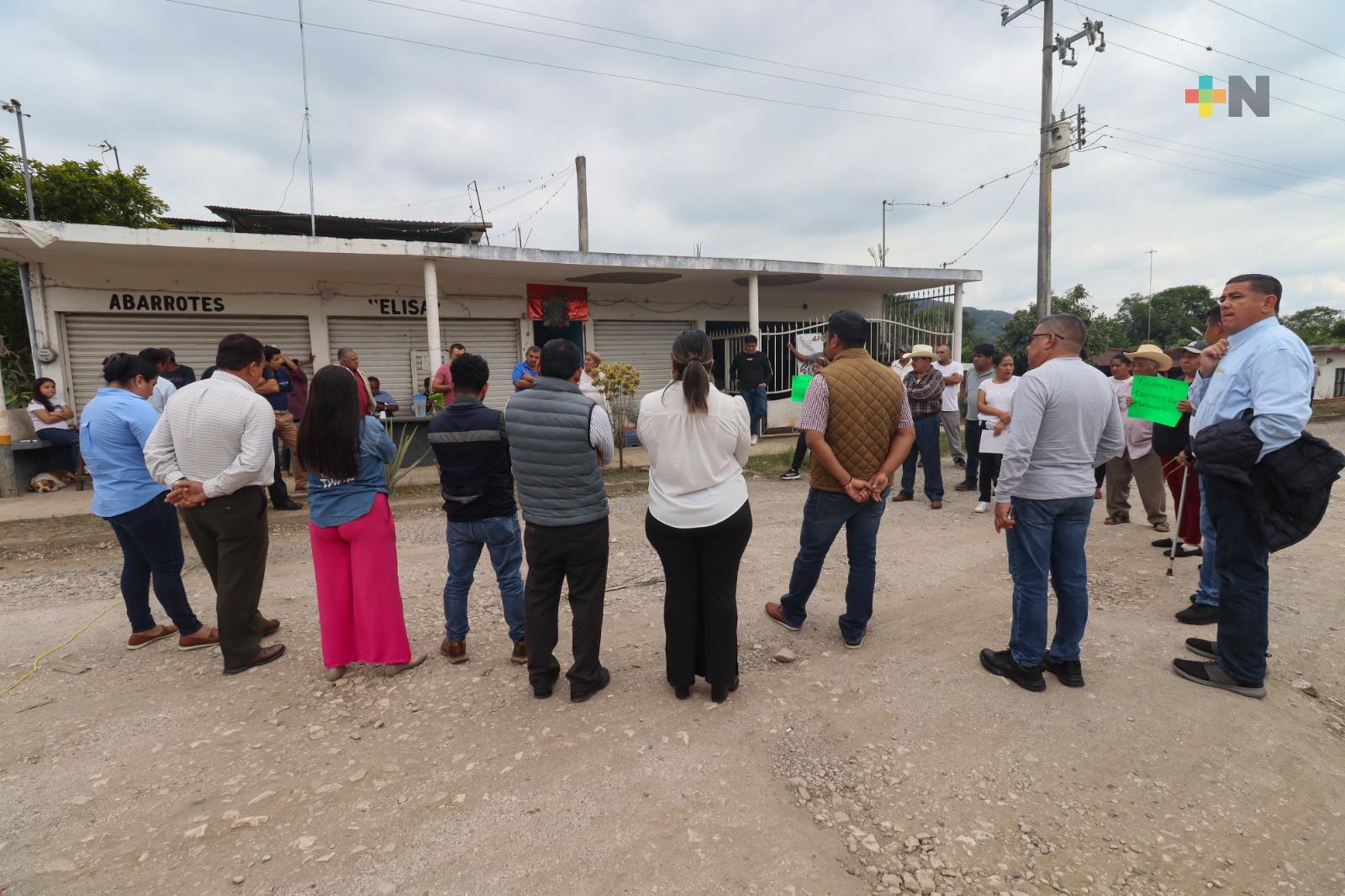 Autoridades municipales y estatales acuerdan con habitantes reparación de carretera en Atoyac