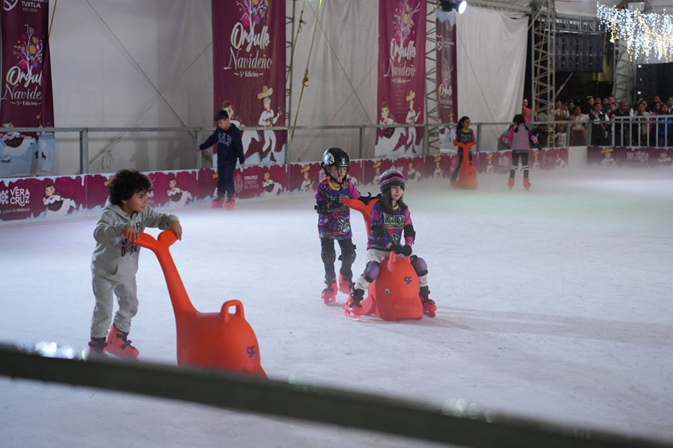 Inaugurada la pista de hielo en San Andrés Tuxtla