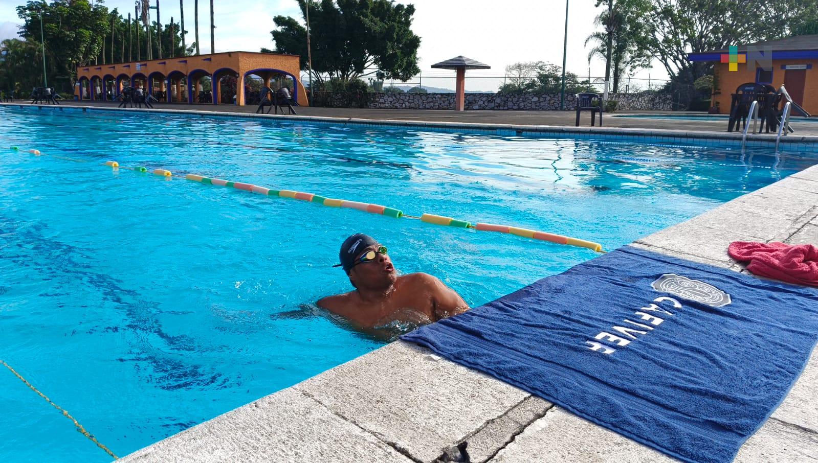 Tritón cordobés nadará por 12 horas para recaudar alimentos