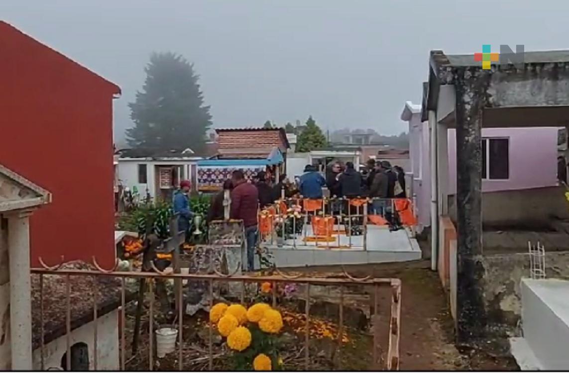 Cientos de personas visitan el panteón de Huayacocotla