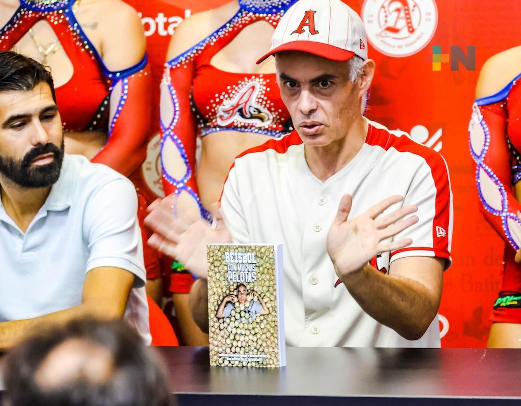 Alfonso Lanzagorta presenta en el Beto Ávila su libro «Beisbol con muchas pelotas»