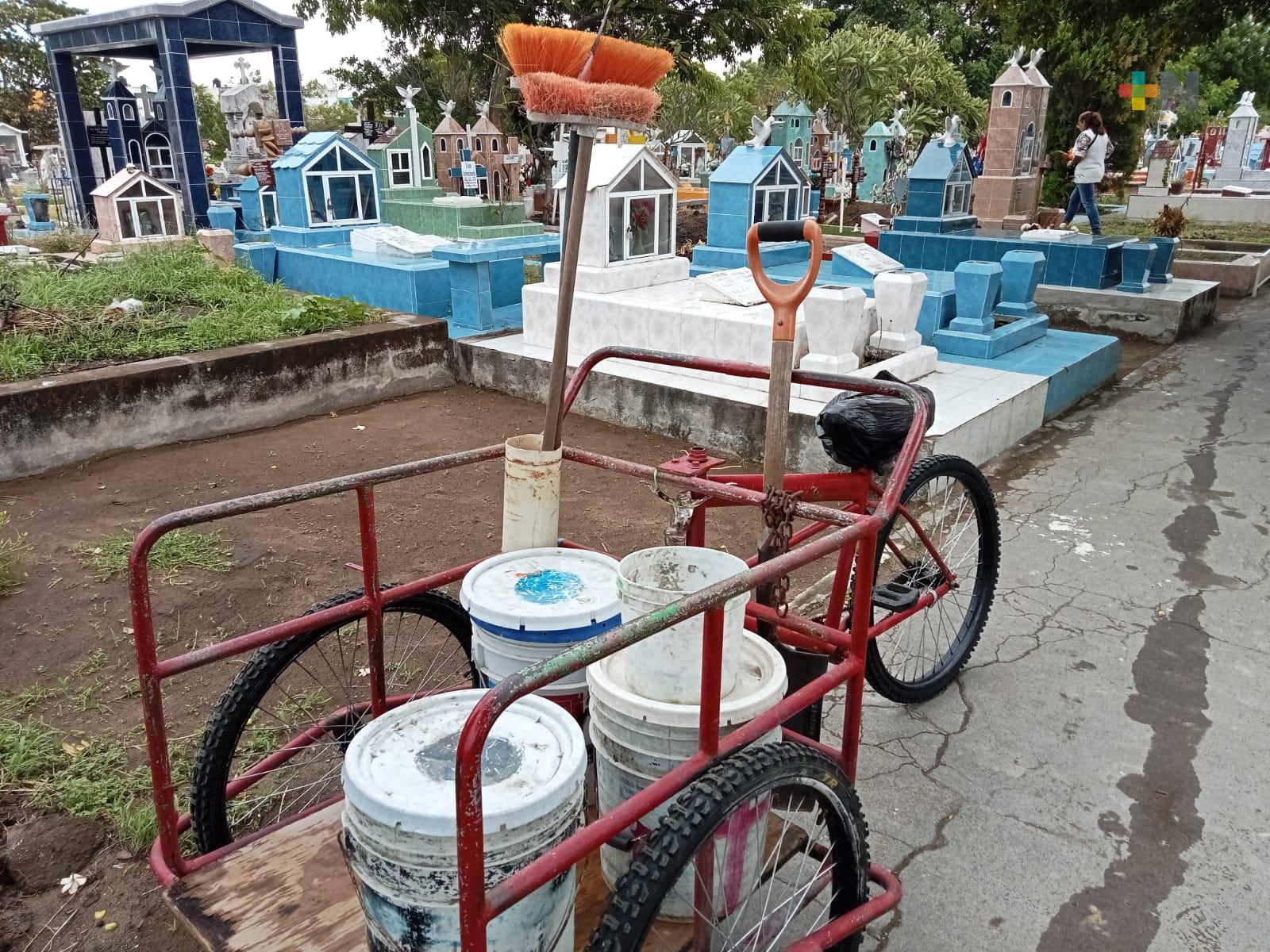 Limpiadores de tumbas afectados por poca afluencia de visitantes a consecuencia del frente frío 8