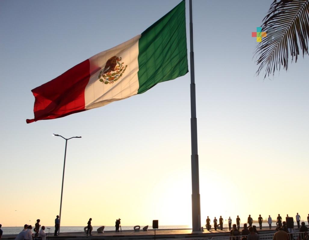 Con izamiento de bandera conmemoran  113 aniversario de la Revolución Mexicana