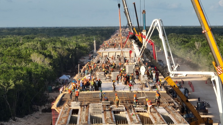 Presidente reconoce a trabajadores de la construcción por su aporte al Tren Maya