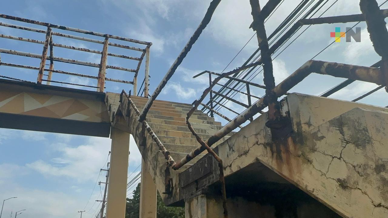 Puente peatonal dañado representa grave riesgo para ciudadanía