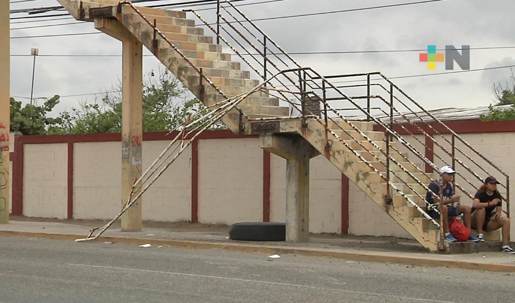 A inicios de 2024 se repararán tres puentes peatonales de Coatza; se conmina a usarlos