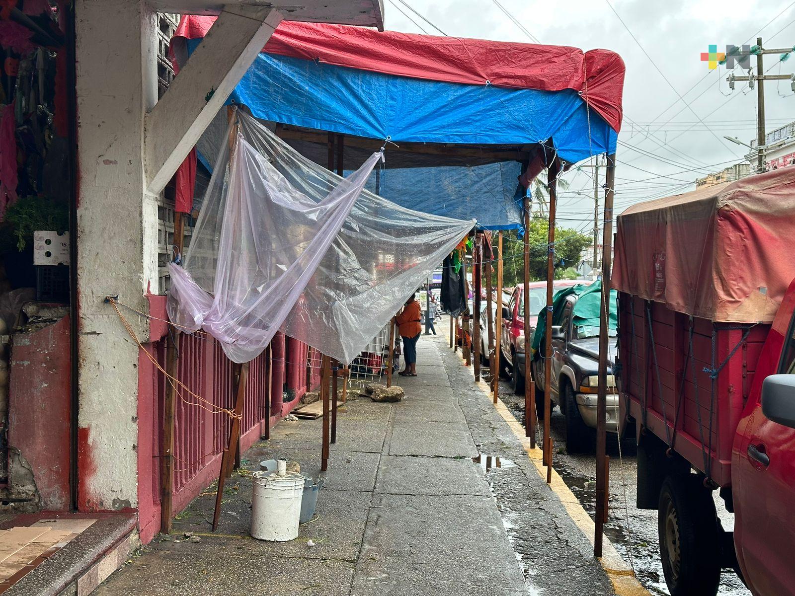 Lluvia y falta de luz afectaron a vendedores de productos de Día de Muertos en Coatza