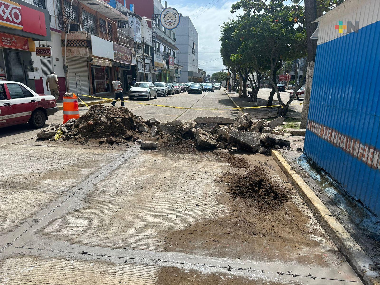 Reparan pavimento en primer cuadro de Coatzacoalcos
