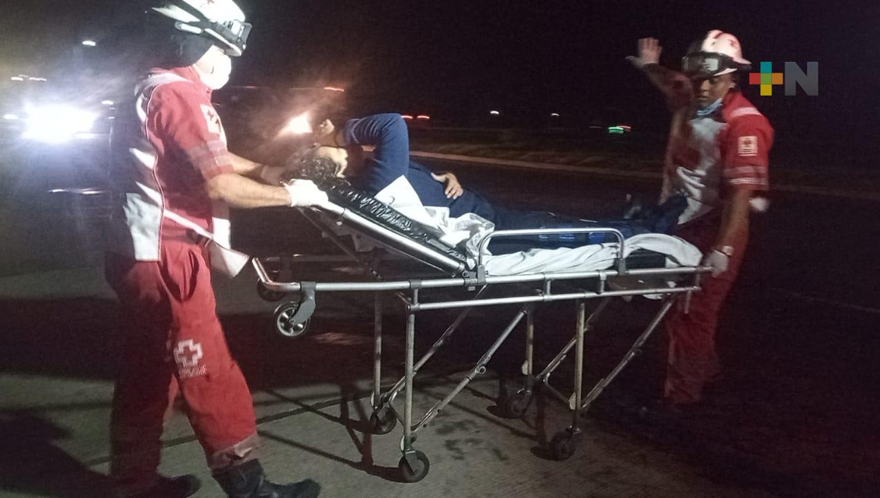 Cae persona de autobús de pasajeros, podría tener fractura