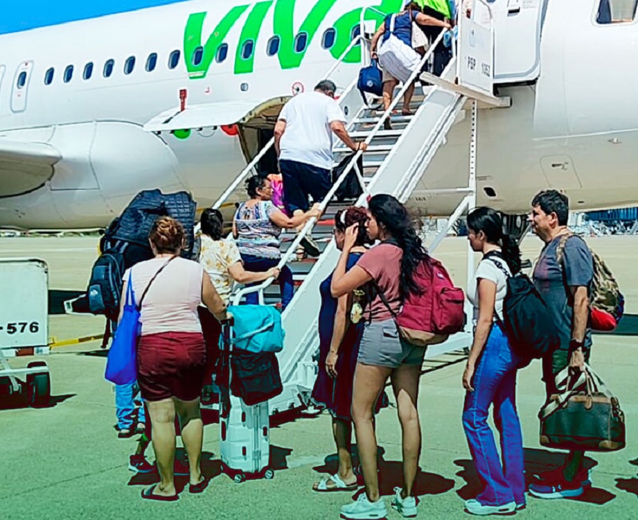 Mantiene SICT puente aéreo humanitario en el puerto de Acapulco, luego del paso del huracán Otis