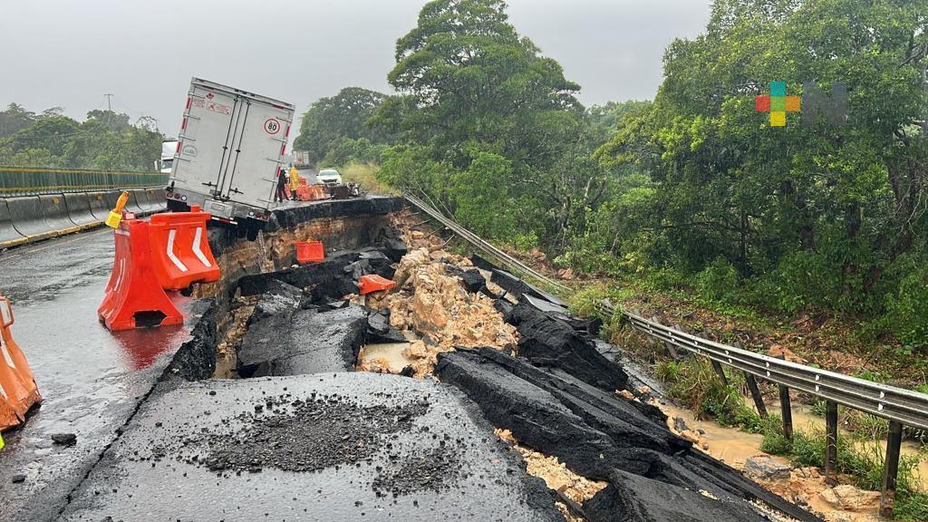 Vehículos varados por horas en carretera de Ixhuatlán por socavón producto del frente frío 8