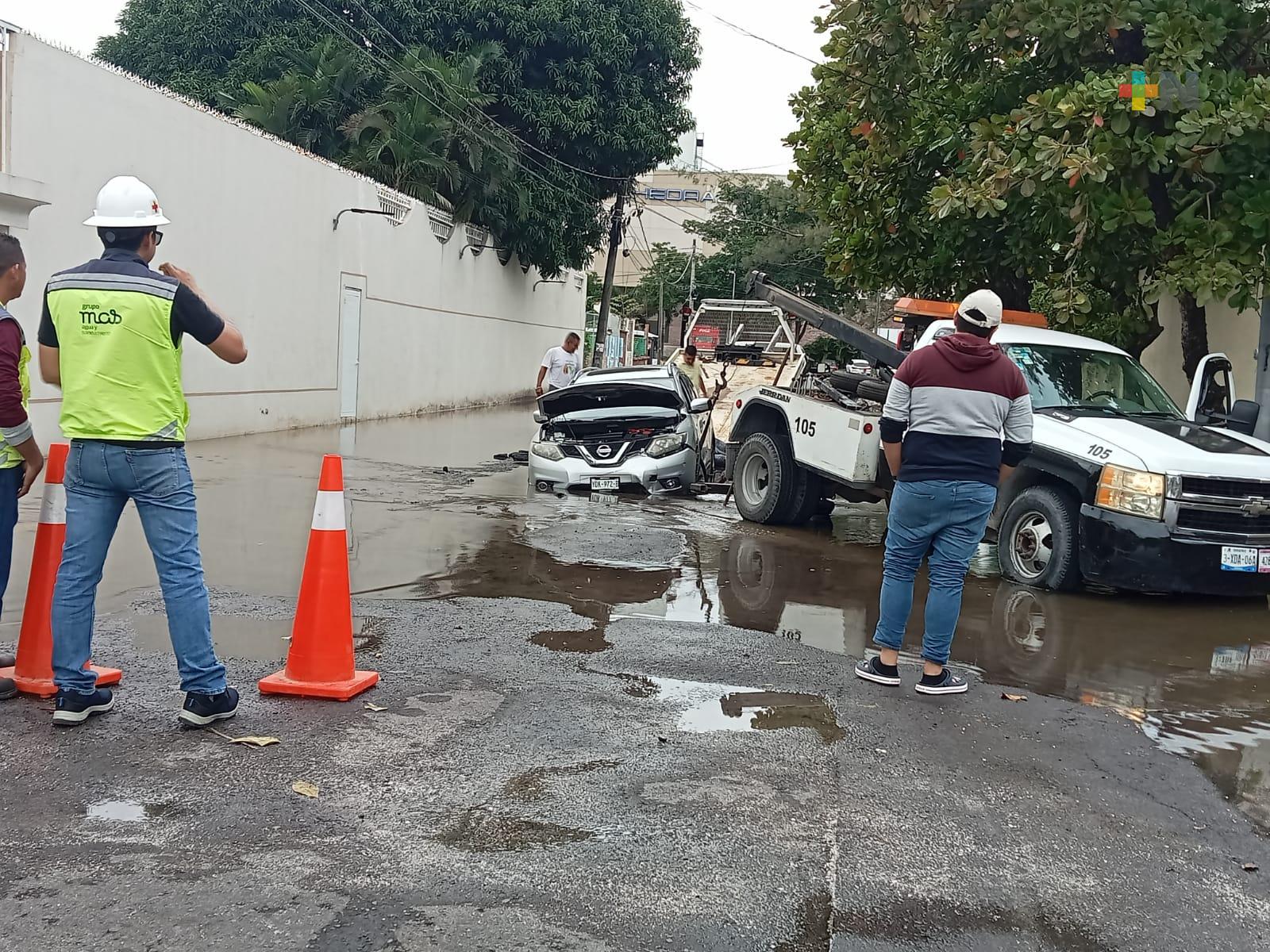 Socavón por fuga de agua no atendida en Veracruz puerto provocó caída de auto