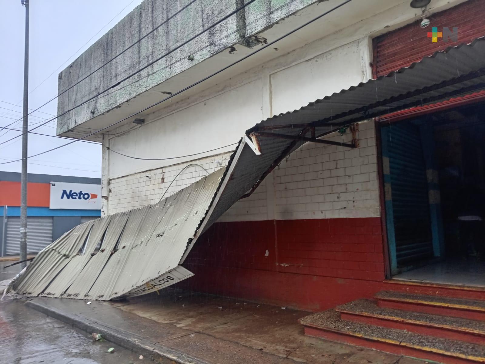 Sin luz y parte del techo desplomado en mercado de Coatza por viento; sólo daños materiales