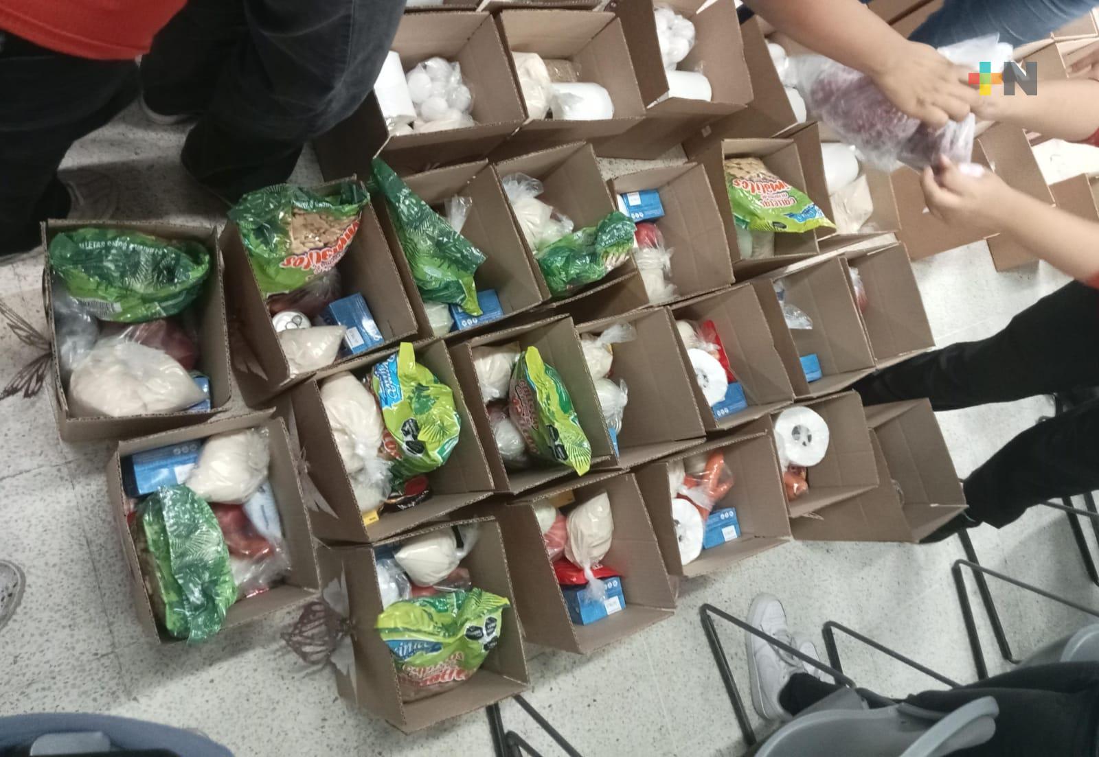 Facultad de Contaduría en ciudad de Veracruz organiza entrega de despensas