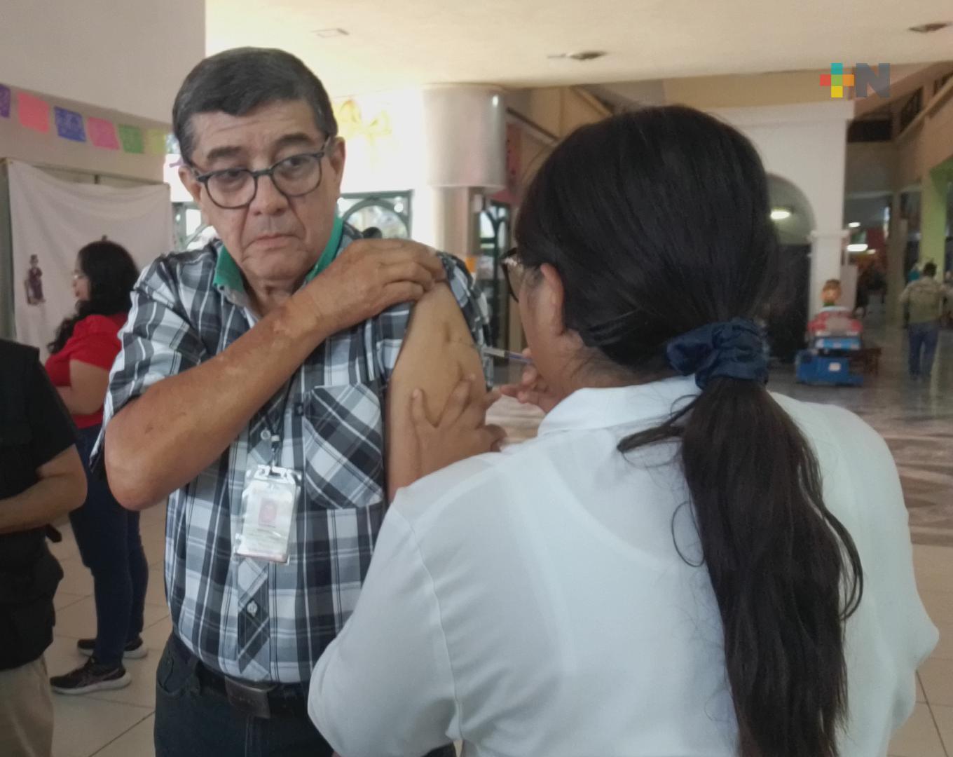 Aplican vacunas contra influenza y covid en Aquarium del Puerto de Veracruz