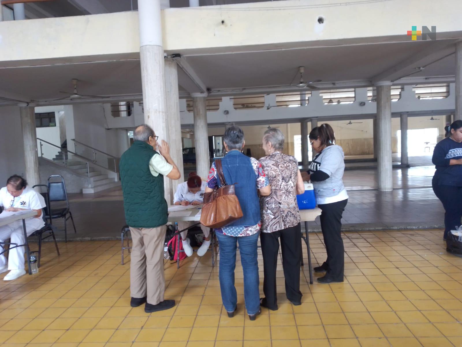 Personas adultas mayores aprovechan módulos de vacunación de Veracruz puerto