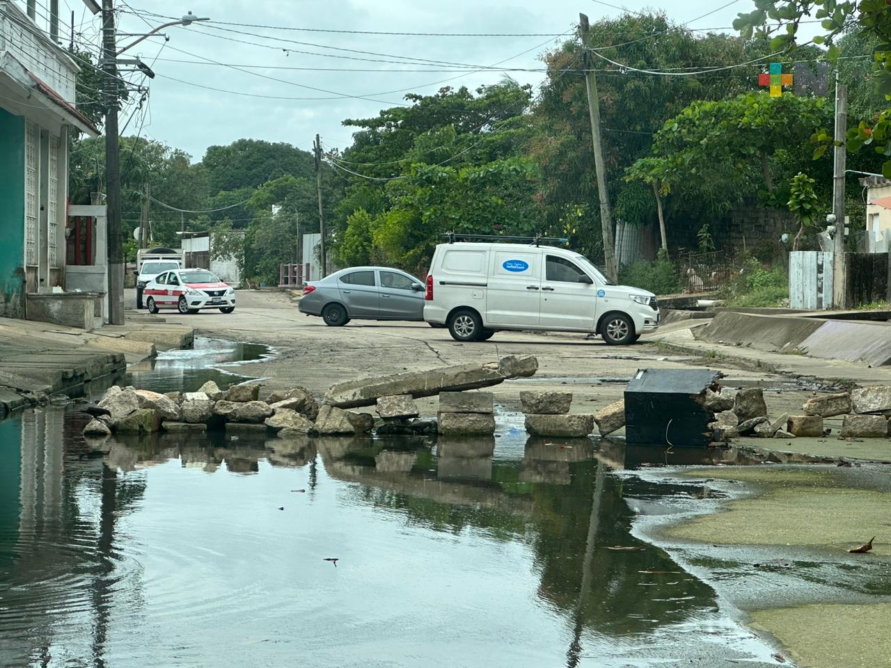 Por problemas de aguas negras, vecinos vuelven a cerrar avenida en Coatza