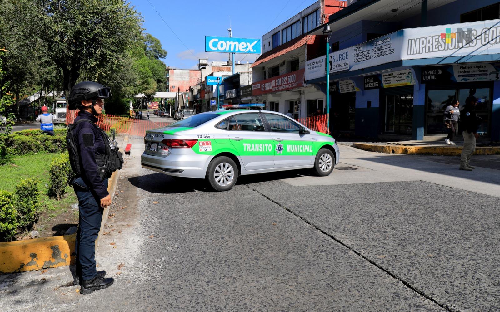 Por demolición de puente permanece cerrada avenida Xalapa