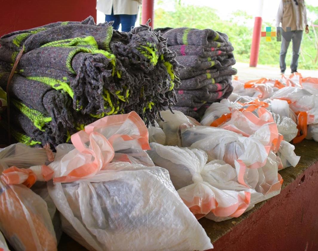 DIF Estatal entrega apoyos a familias afectadas por lluvias en Coatzacoalcos