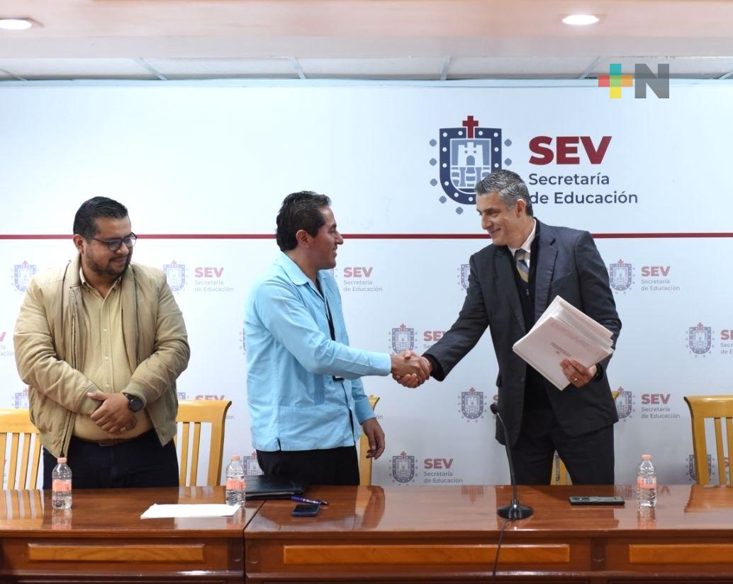 SEV entrega títulos de propiedad a 15 escuelas del estado