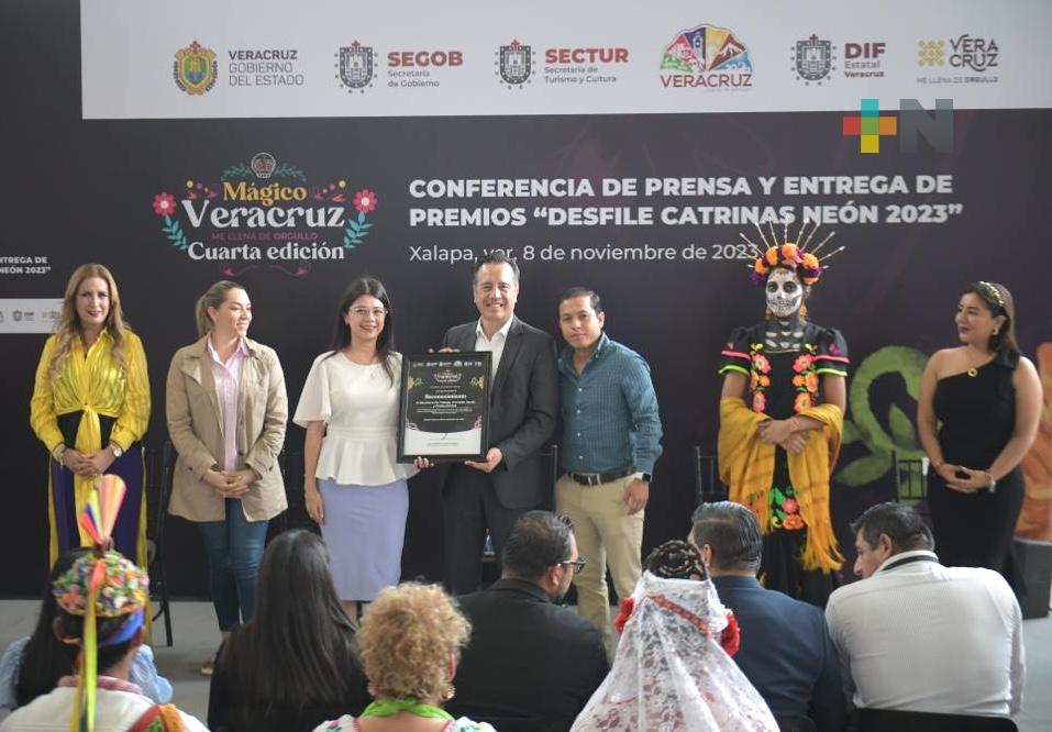 Premian a ganadores del Desfile de Día de Muertos Neón 2023