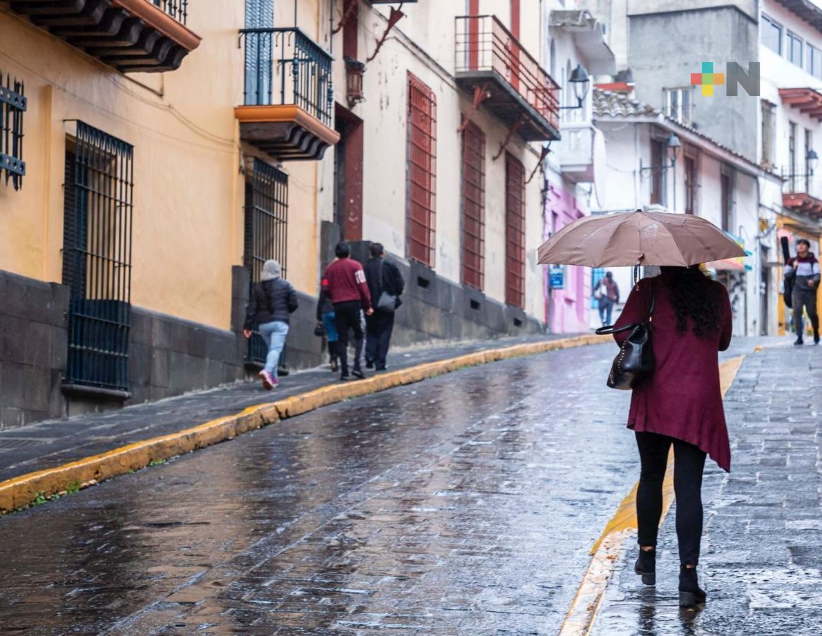 Martes nublado con lloviznas y ambiente frío