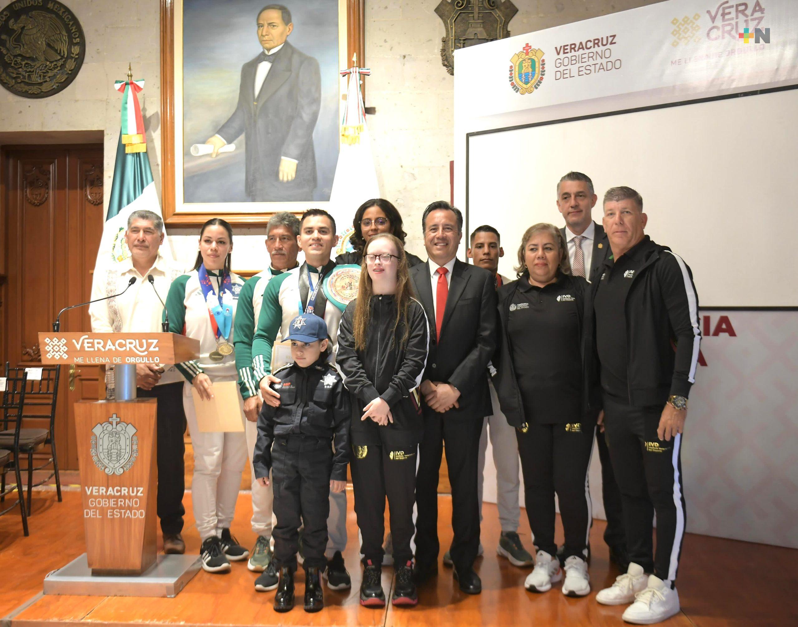 Gobernador Cuitláhuac García entrega el Premio Estatal del Deporte 2023