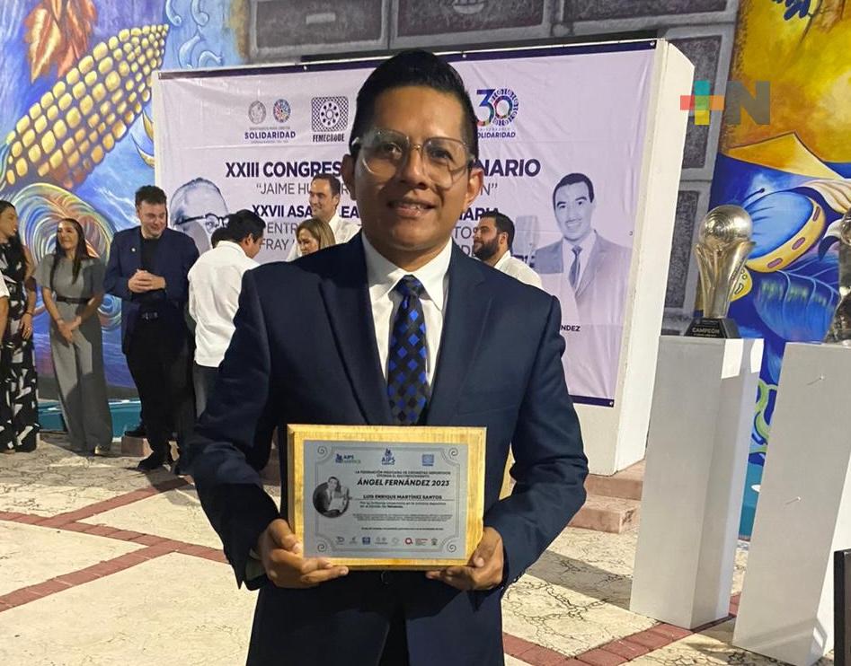 Femecrode reconoce a Enrique Martínez de Radiotelevisión de Veracruz