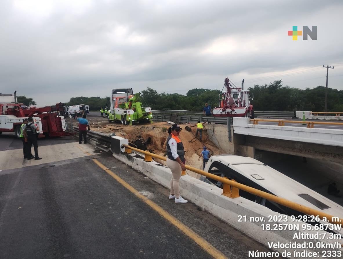 PC Estatal continúa atendiendo a víctimas del accidente carretero La Tinaja-Acayucan