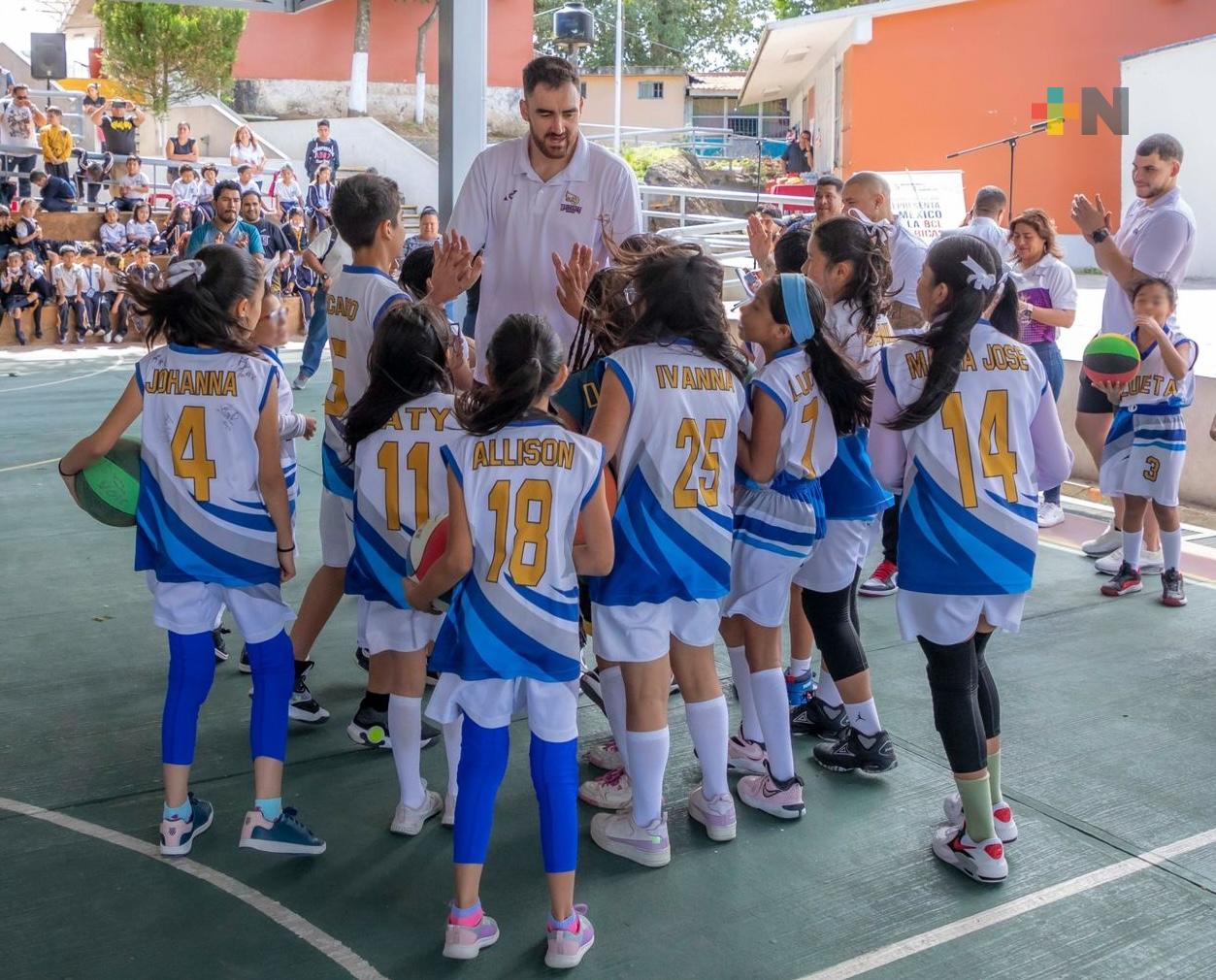 Halcones de Xalapa realizan labor social en primaria «José Azueta»