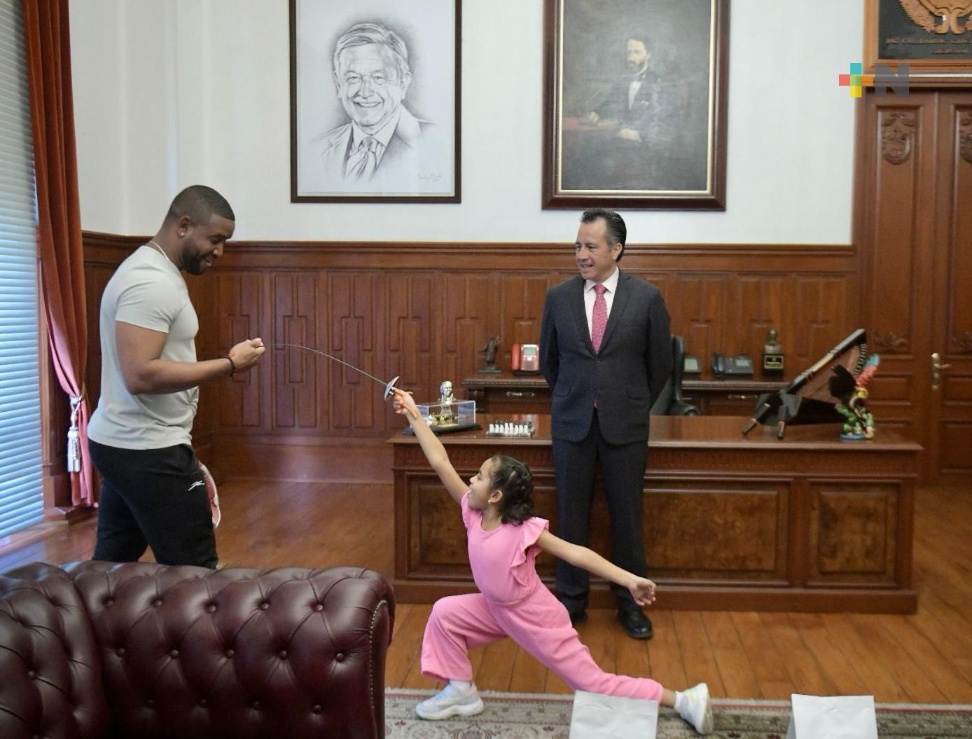 Gobernador Cuitláhuac García recibe a pequeña campeona de Esgrima