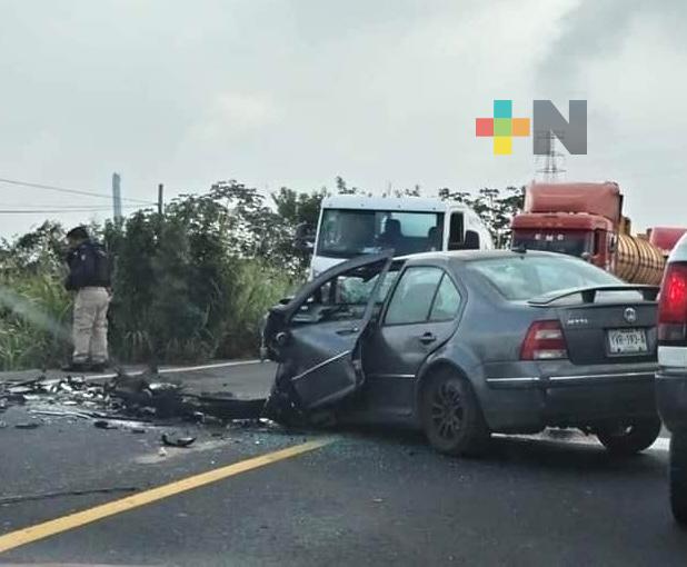 Un muerto y cuatro lesionados deja accidente entre particular y un vehículo policíaco en Coatza