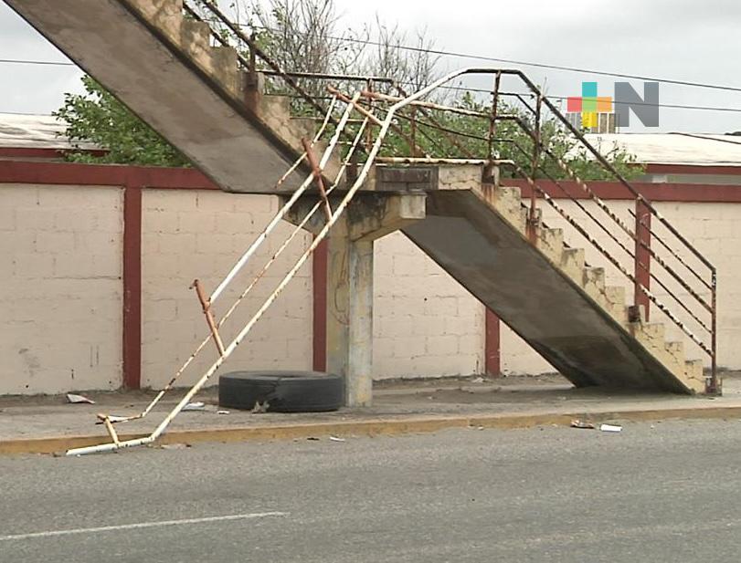 En Coatza vecinos reportan el peligro que representa puente peatonal dañado