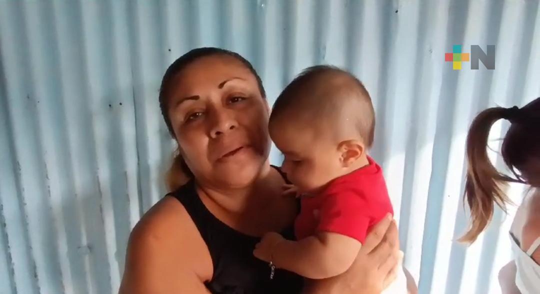 Damnificada de Otis llega a Coatza y pide apoyo