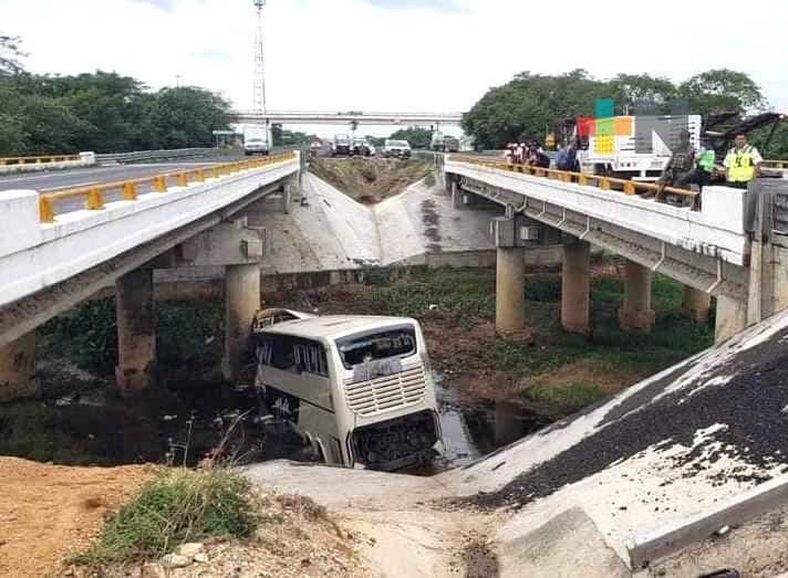 PC Estatal mantiene atención a personas lesionadas en accidente de autobús al sur del estado