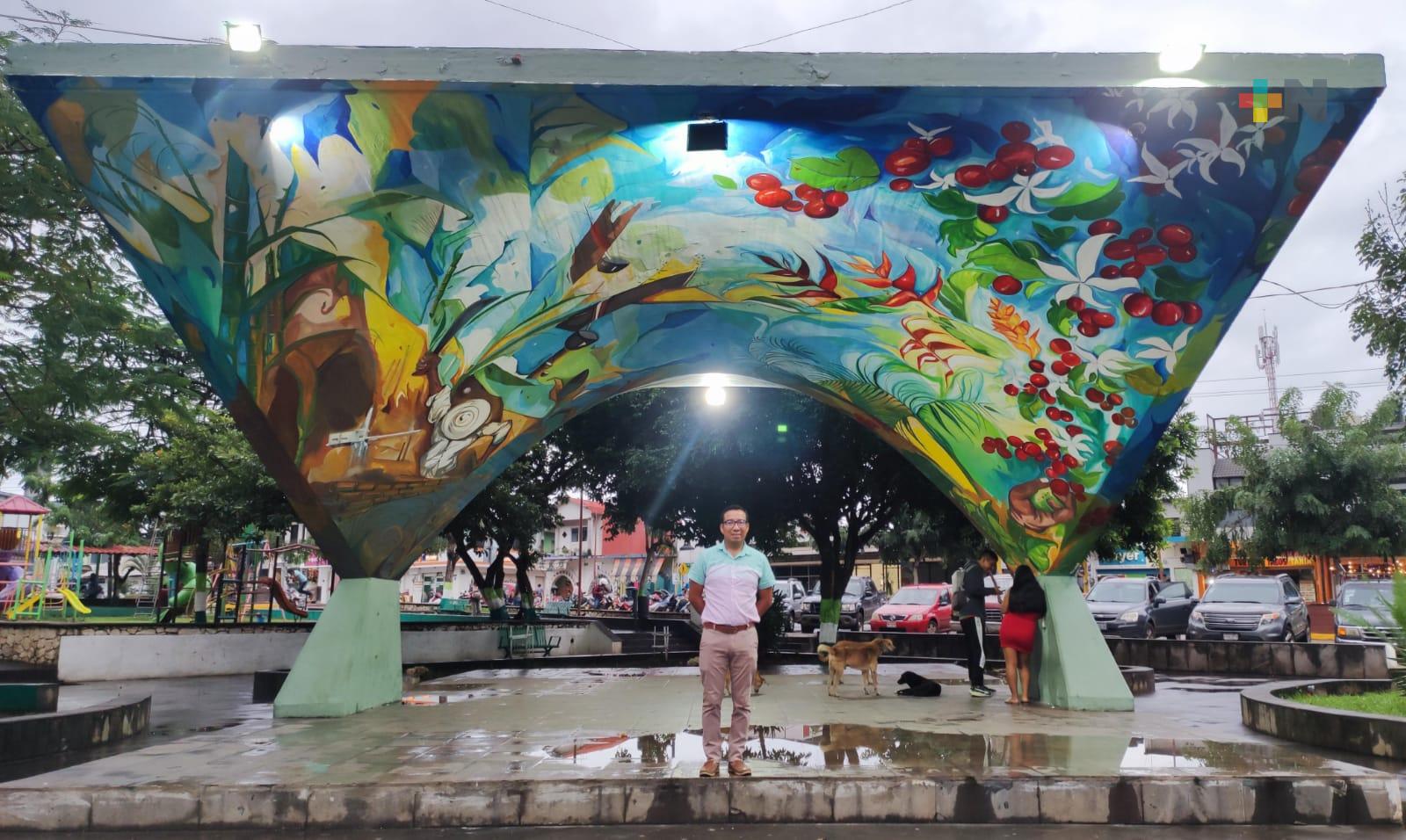 Con su pintura, joven tezonapeño da color a espacios del municipio