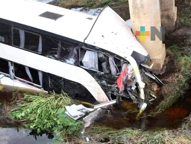 Fueron dados de alta 18 pasajeros del autobús accidentado por Cosamaloapan: Gobernador
