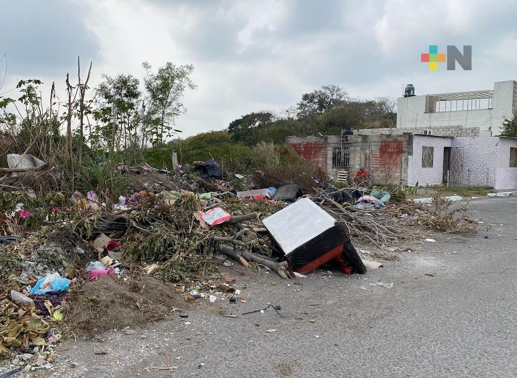 Vecinos de Río Medio III reportan basurero clandestino, en lote baldío
