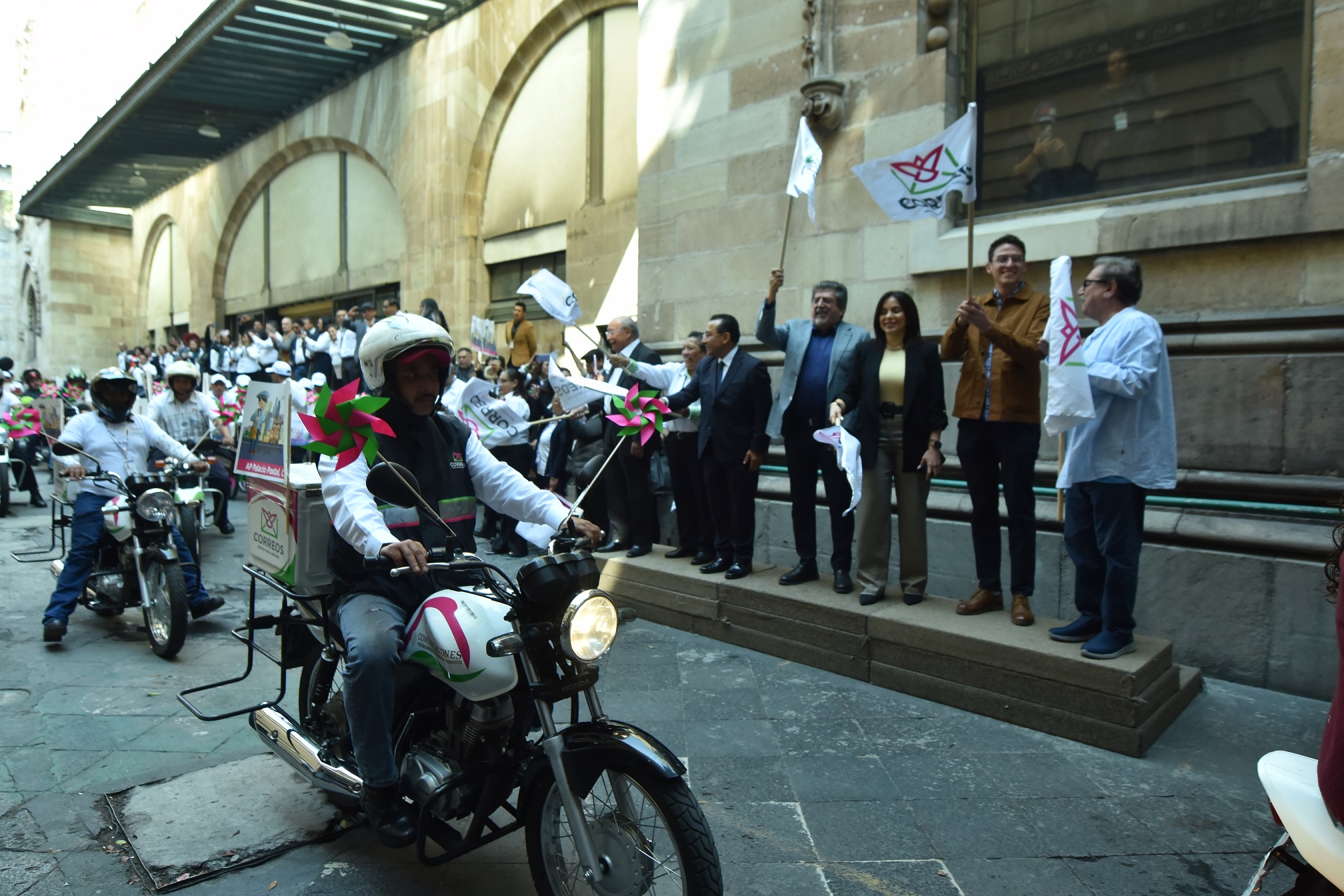 Carteros y Empleados Postales brindan un servicio público cercano a la gente
