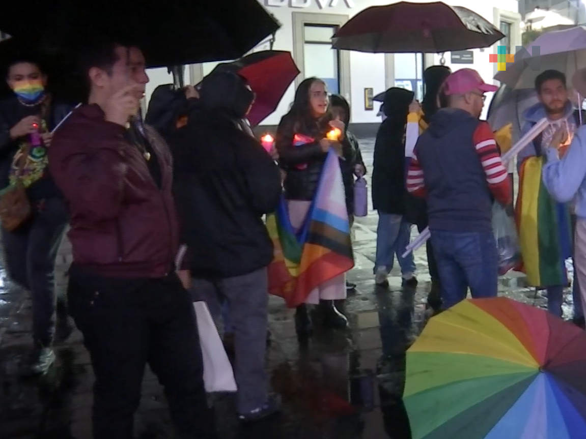 Realizan concentración memorial en honor al magistrade Jesús Ociel Bahena en plaza Lerdo