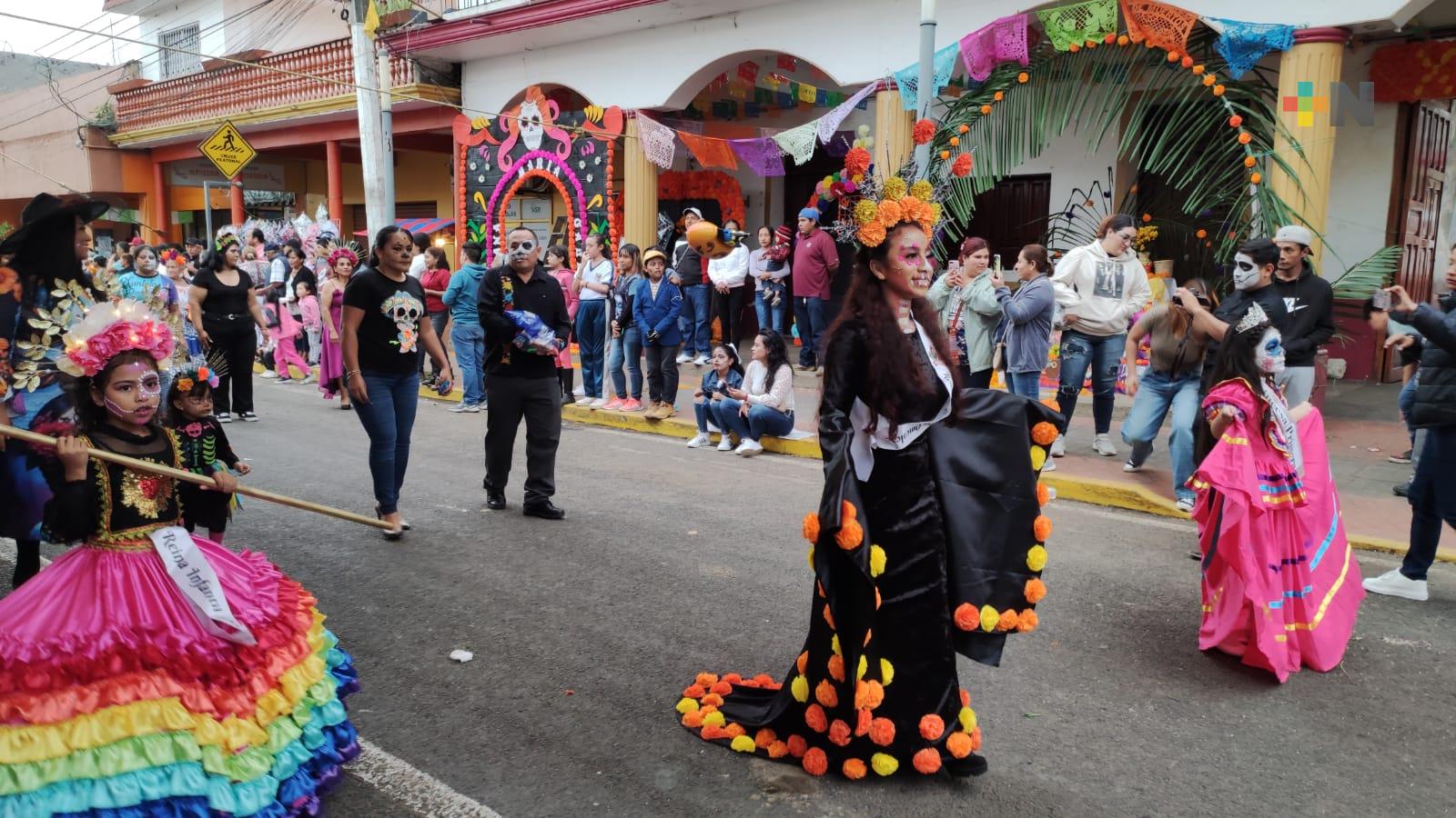 Realizan desfile del Xantolo en Omealca