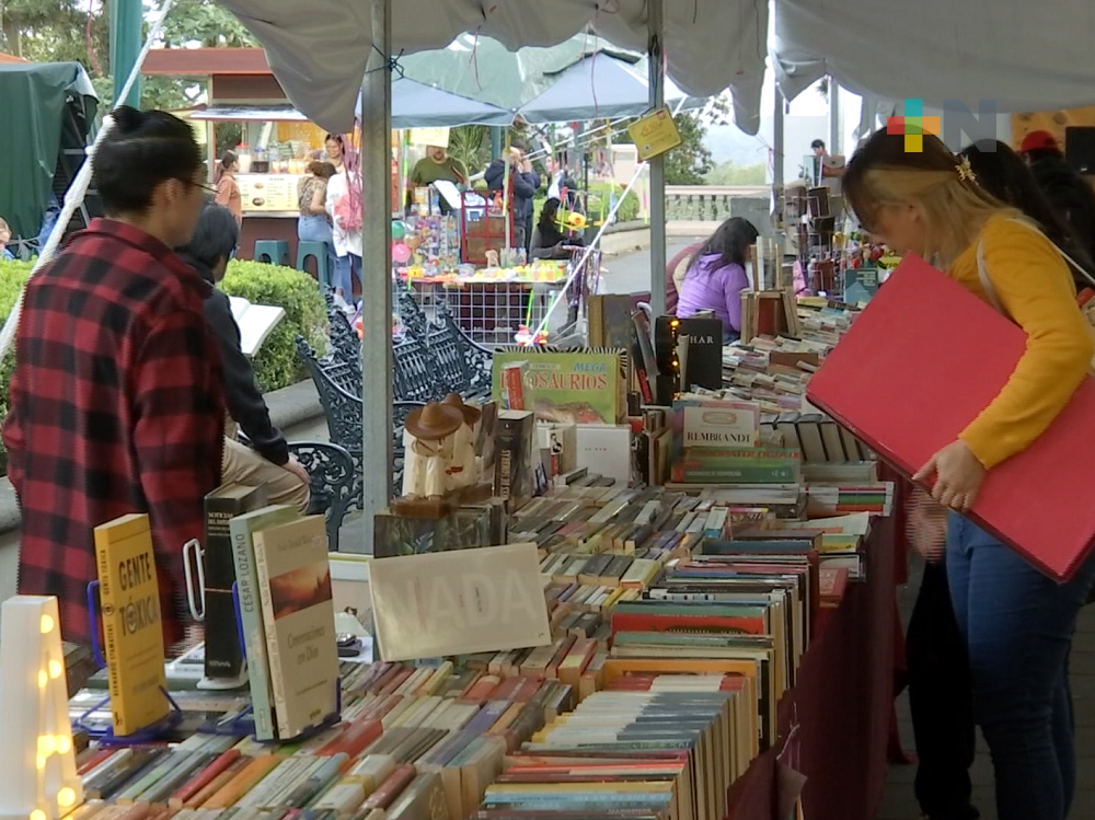 El domingo concluye Feria Xalapeña del Libro, ubicada en parque Juárez