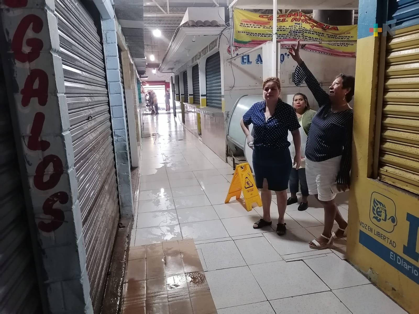 Piden locatarios atender goteras de mercado Puerto México de Coatza; amenazan con bloqueos