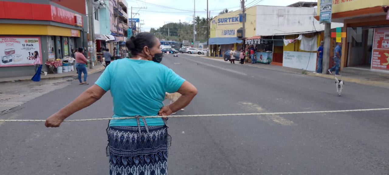 Comerciantes bloquean avenida de Coatza por fuga de aguas negras