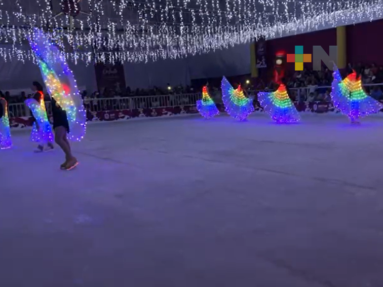 Inauguran autoridades pista de hielo en Isla, Veracruz