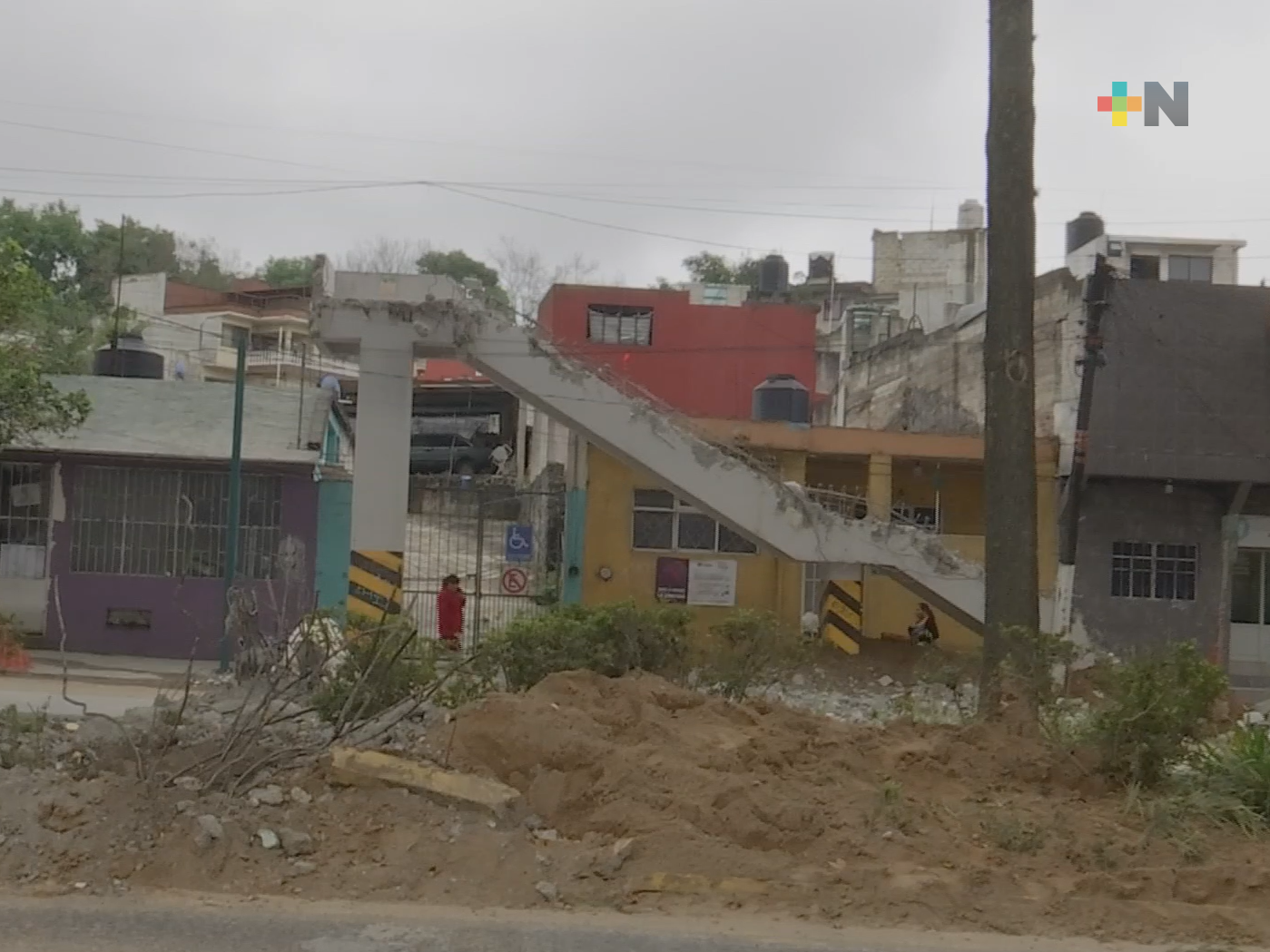 Reemplazan puente de avenida Xalapa con pasos peatonales