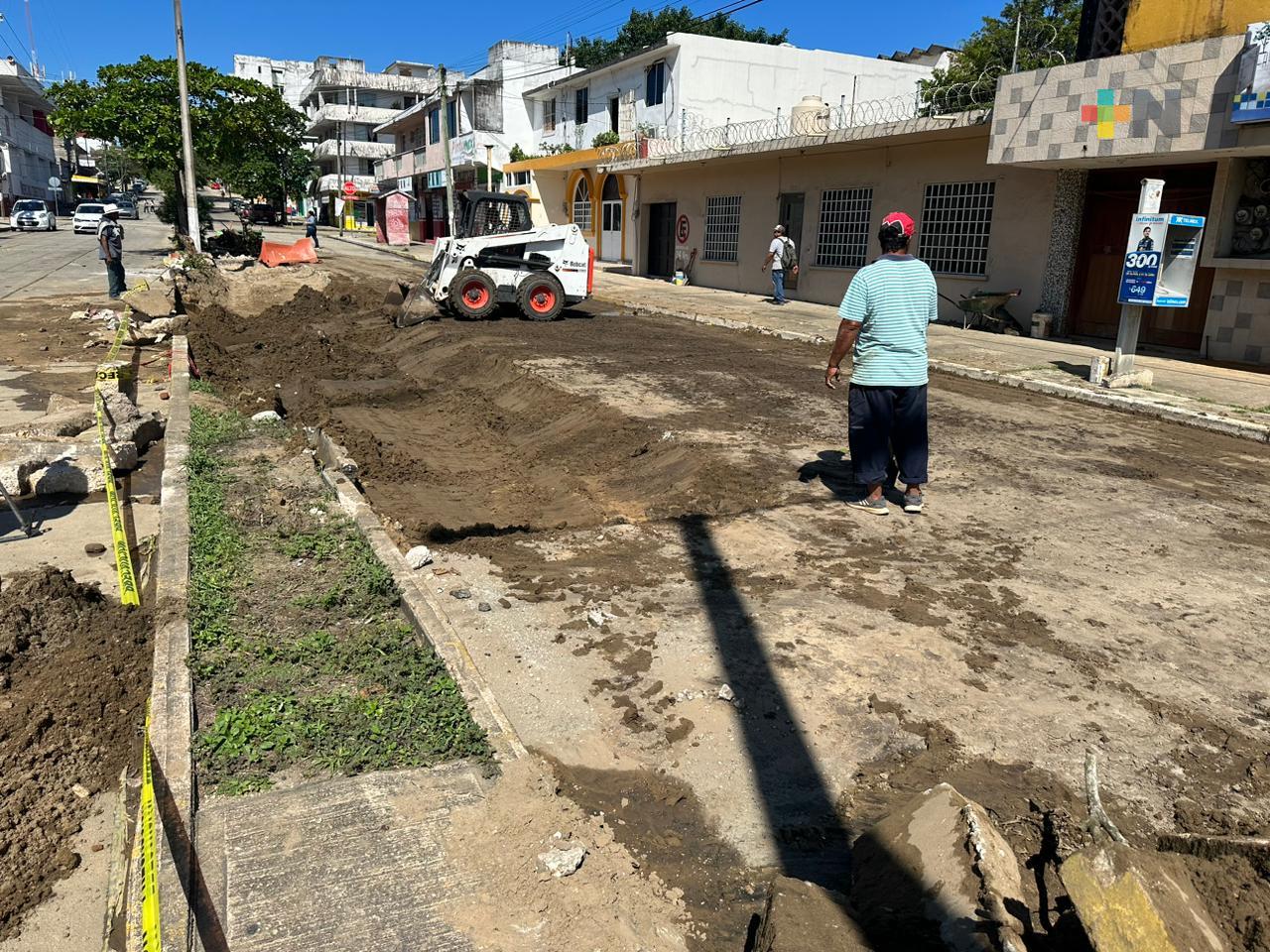 Autoridades reparan socavón en calle de Coatzacoalcos
